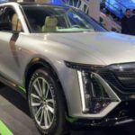 El Cadillac Lyriq es el SUV eléctrico de lujo que redefine la experiencia de conducción con su sistema Super Cruise. Este sistema permite conducir sin manos en autopistas mapeadas, llevando el control de crucero adaptativo a un nivel superior. El sistema ajusta automáticamente la velocidad y mantiene una distancia segura con los vehículos que circulan delante. Además, el Lyriq incorpora una impresionante pantalla curva de 33 pulgadas, un símbolo del lujo moderno y la tecnología avanzada en el interior del vehículo. Con el Super Cruise, el Lyriq convierte cualquier viaje largo en una experiencia refinada y placentera.