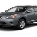 El Nissan Rogue 2012 es un SUV compacto que sobresale por su manejo ágil y diseño eficiente. Con un motor de 2.5 litros y 170 hp, ofrece un rendimiento decente y una transmisión CVT que, aunque algo ruidosa a altas revoluciones, trabaja de manera bastante suave. Si bien la visibilidad trasera es limitada, un modelo con cámara de visión trasera opcional puede solucionar este inconveniente. Con 22 mpg, el Rogue se sitúa como un SUV eficiente y adecuado para quienes necesitan un vehículo compacto y económico para la ciudad.