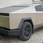 El Tesla Cybertruck generó una enorme expectación desde su presentación en 2019, con su diseño futurista y radical. Sin embargo, el model Cybertruck no ha logrado cumplir las expectativas de ventas, especialmente después de que Elon Musk hiciera predicciones muy optimistas sobre la demanda. A pesar de haber acumulado millones de reservas, la producción del Cybertruck ha sufrido retrasos continuos y las ventas han caído un 84% respecto a las expectativas iniciales. El diseño polarizador y el cambio en las necesidades del mercado han contribuido a que el Cybertruck sea un claro fracaso, por lo menos hasta la fecha.