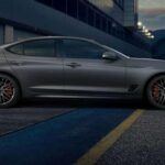 El 2023 Genesis G70 es un coche que tiene mucho potencial gracias a su relación calidad-precio y su diseño interior bien equipado. No obstante, no puede evitar la comparación con rivales más establecidos, como el BMW 3-Series o el Audi A4. El G70 tiene un manejo decente y un interior cómodo, pero la falta de distinción y un motor algo limitado lo colocan por debajo de las expectativas para un coche de lujo.

Además, aunque ofrece una amplia gama de características estándar a un precio competitivo, la falta de tecnología avanzada y la experiencia de conducción algo plana dejan al G70 en la categoría de los coches pequeños de lujo que no justifican completamente su precio.