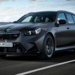 El BMW M5 Touring es una rareza que combina lo mejor de dos mundos: la velocidad de un superdeportivo con la versatilidad de una camioneta. Equipado con un motor V8 biturbo, era capaz de ofrecer prestaciones de infarto mientras mantenía espacio suficiente para el equipaje familiar.

Modelos como el E34 y el E61 son auténticos objetos de deseo para coleccionistas y entusiastas. Aunque nunca llegó de forma oficial a muchos mercados, se mantiene como un referente de exclusividad y prestaciones en el mundo de las camionetas.