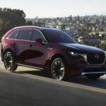 Mazda entra en la lista con su CX-90 PHEV, un SUV mediano con tres filas de asientos y hasta 42 km de autonomía eléctrica. Car and Driver lo califica con un sobresaliente 9,5/10, destacando su equilibrio entre espacio y eficiencia. Aunque Consumer Reports no le otorga una puntuación tan alta en fiabilidad, la ausencia de quejas y retiros registrados en la NHTSA para el modelo 2025 lo convierten en una opción segura dentro de su categoría.