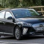 El Hyundai Ioniq híbrido es uno de los compactos más eficientes del mercado. Combina un motor 1.6 litros con un propulsor eléctrico para entregar 139 caballos y un consumo de hasta 60 mpg en carretera. Su diseño elegante, el sistema de seguridad SmartSense y la tecnología de serie lo consolidan como una de las opciones favoritas de quienes buscan un coche práctico y asequible.