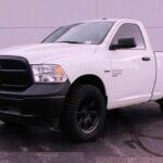 La RAM 1500 se caracteriza por un equilibrio entre potencia y confort. Su motor V8 de 5.7 litros ofrece un rendimiento enérgico, mientras que su construcción robusta asegura años de servicio. Aunque el precio de los modelos más recientes sigue siendo elevado, es posible encontrar unidades anteriores al 2015 por debajo de los 10,000 dólares, lo que la hace atractiva en el mercado de usados.