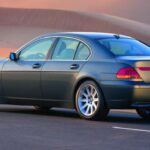 El BMW Serie 7 E65 adoptó un diseño radical que separaba las luces traseras en dos secciones, empeorando la estética general del vehículo. Aunque incorporaba tecnología avanzada como luces adaptativas y motor V12 de 438 CV, las luces traseras festoneadas le restaban elegancia y provocaban críticas sobre su aspecto desordenado.