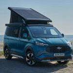 En Europa, la Transit Custom se transforma en una Ford Nugget, una furgoneta camperizada en colaboración con Westfalia. Incorpora techo elevable, toldo desplegable, asientos delanteros giratorios y hasta cocina integrada en la versión de batalla larga. Su sistema híbrido enchufable con batería de 11,8 kWh permite recorrer unos 50 km en modo eléctrico o alimentar equipos de acampada. Un modelo perfecto para la vida nómada que no tiene equivalente en EE. UU.