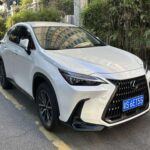 El Lexus NX Hybrid se destaca como uno de los pocos vehículos de lujo en nuestra lista. A pesar de la competencia más económica, este híbrido ofrece fiabilidad, seguridad y una excelente relación calidad-precio para aquellos que buscan un coche más exclusivo. Además, mantiene su valor de reventa considerablemente bien, lo que lo convierte en una opción atractiva para quienes tienen un presupuesto más holgado y buscan fiabilidad sin renunciar al lujo.