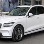 El Genesis Electrified GV70 ha sido un gran paso para la marca surcoreana, ofreciendo un SUV eléctrico que compite a la par con modelos más establecidos como los de Lexus o Mercedes-Benz. Con un enfoque en la comodidad y la elegancia, este vehículo destaca por su refinada experiencia de conducción y un interior de lujo. Genesis ha demostrado que es posible combinar tecnología avanzada con un diseño que atrae tanto a los entusiastas del confort como a los amantes de los coches eléctricos.