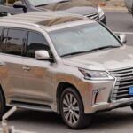 El Toyota Sequoia se ha renovado recientemente con un sistema híbrido V6 biturbo de 437 CV y 583 lb-ft de par. Capaz de remolcar hasta 4.000 kg, combina fuerza, espacio y la reconocida durabilidad de Toyota. Su rediseño ha disparado la demanda y lo ha colocado en la cima de las listas de reventa, consolidándose como el SUV grande más valioso en el mercado actual.