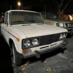La rusa Lada intentó abrirse paso en Estados Unidos con el Riva, pero fracasó estrepitosamente. Ni la fiabilidad ni el diseño estaban a la altura de lo que pedía el mercado. El coche carecía de estilo y de calidad, lo que lo convirtió en un ejemplo claro de cómo no introducirse en un mercado tan competitivo.