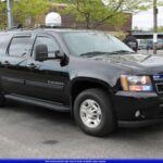 La Chevrolet Suburban es perfecta para familias grandes o activas que necesitan espacio para pasajeros y equipamiento deportivo. Con capacidad de hasta nueve ocupantes y sistemas de entretenimiento de alta tecnología, los viajes largos son más cómodos y divertidos. Su interior flexible y espacioso asegura comodidad para todos, mientras que la tecnología a bordo mantiene entretenidos a los pasajeros y reduce el estrés de los viajes.