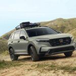 El Honda CR-V Trail Sport es una de las opciones más versátiles del mercado. Con un motor híbrido de 204 CV y 14,8 km/l de eficiencia, este SUV combina gran fiabilidad con un rendimiento de combustible impresionante. Además, incorpora el paquete de seguridad Honda Sensing, que ofrece características avanzadas de seguridad, haciendo de este modelo una de las opciones más seguras y confiables en su categoría.