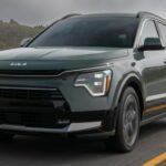 El Kia Niro 2025 es la opción más eficiente de esta lista, con un increíble consumo de 53 MPG combinados. Este SUV compacto destaca por su bajo consumo sin perder practicidad, con una capacidad de carga de hasta 63.7 pies cúbicos. Su motor de 139 caballos de fuerza no es el más potente, pero logra una aceleración decente con un tiempo de 0 a 100 km/h en 8.9 segundos. El Niro es perfecto para quienes buscan un vehículo económico, con tracción delantera y una excelente fiabilidad, ideal para quienes priorizan el ahorro de combustible sobre la potencia pura.