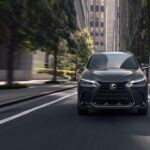 El Lexus NX Híbrido ofrece un rendimiento de 38 mpg en general, con 37 mpg en ciudad y 39 mpg en carretera, superando al Lexus UX en eficiencia y tamaño. Con un precio inicial de $46,720, el NX es una opción más cara pero más espaciosa y refinada, lo que lo convierte en una excelente opción si necesitas más espacio para pasajeros y equipaje. Además, su tecnología avanzada y su conducción suave lo hacen una opción de lujo muy atractiva.