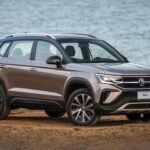 El Volkswagen Taos tiene un precio inicial atractivo de $24,995 y su estilo ha sido elogiado por los conductores, pero este modelo requiere más mantenimiento que la mayoría de los coches. Los problemas comunes incluyen fallos en la transmisión, frenos traseros defectuosos y múltiples luces de 