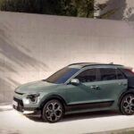 El Kia Niro Hybrid es el SUV híbrido más eficiente de Corea, logrando 21.7 km/L en conducción combinada. Gracias a su plataforma K3 electrificada, este modelo no solo es eficiente, sino que ofrece una gran practicidad con un interior espacioso y hasta 1,445 litros de capacidad de carga. En ciudades, el Niro puede operar hasta un 55% del tiempo solo con energía eléctrica, lo que lo convierte en una opción ideal para familias que buscan un SUV con bajas emisiones y bajos costos de operación.