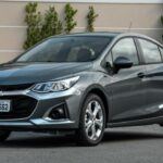 El Chevrolet Cruze fue diseñado como un sedán asequible y eficiente, pero los propietarios de los modelos más antiguos, especialmente los de 2012, a menudo se enfrentan a graves problemas de motor, transmisión y sistema de refrigerante. Las fugas de refrigerante, los problemas con las bombas de agua y las transmisiones defectuosas son comunes, y muchas veces el costo de las reparaciones supera el valor del propio vehículo. Comparado con otros sedanes como el Toyota Corolla o el Honda Civic, el Cruze tiene un historial de fiabilidad inferior, lo que lo convierte en una opción poco recomendable si buscas un auto duradero y económico.