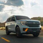 El Ford Expedition 2025 es un gigante de tres filas que ha sido rediseñado para ofrecer más comodidad, poder y versatilidad. Con un motor de 400 caballos de fuerza, es uno de los SUV más potentes de esta lista. Aunque su tamaño puede ser un inconveniente en las ciudades, el Expedition brilla en viajes largos y cuando se trata de transportar a toda la familia con comodidad. Su capacidad de remolque de 9,600 libras lo convierte en una opción excelente para quienes necesitan llevar cargas pesadas. El interior, espacioso y bien equipado, incluye pantallas digitales de 12 pulgadas y un sistema de navegación avanzado. Con un precio superior a los $60,000, la Expedition es perfecta para quienes buscan un SUV de lujo con un enfoque práctico para el trabajo y el ocio.