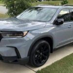 El Honda Pilot es ideal si buscas un SUV de tres filas sin sacrificar la fiabilidad. Honda ha logrado equilibrar perfectamente la practicidad con la durabilidad, ofreciendo un interior espacioso, una conducción suave y la conocida longevidad de la marca. Perfecto para jubilados que aún desean llevar a toda la familia cómodamente.