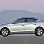 El Acura ILX Híbrido fue un sedán de lujo que se derivaba del Honda Civic, y su modelo híbrido fue una de las primeras incursiones de la marca en la electrificación. A pesar de sus orígenes sólidos y una excelente eficiencia de combustible, el ILX Híbrido no logró atraer a la clientela que Acura esperaba. Su motor pequeño y de rendimiento limitado no encajaba con la imagen de lujo deportivo que la marca quería proyectar, y el sedán híbrido nunca pudo despegar. Aunque el ILX híbrido tenía una eficiencia impresionante para su clase, su falta de potencia y atractivo hizo que fuera rápidamente olvidado.