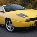 El Fiat Coupé, producido entre 1993 y 2000, es un coupé italiano que combinaba estilo y tecnología. Inicialmente con motor de 2.0 litros, luego incorporó opciones de 1.8 y 2.0 litros con 20 válvulas, tanto aspiración natural como turbo. Un lavado de cara en 1996 mejoró la consola, los paneles y la parrilla, consolidando su atractivo estético.
