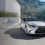 El Lexus ES es una opción de lujo que ofrece todo lo que un viaje largo podría necesitar: comodidad, suavidad y fiabilidad. Este sedán de lujo tiene una cabina silenciosa que te aísla de ruidos y vibraciones de la carretera, ofreciendo una experiencia relajante. El modelo híbrido, el ES 300h, se destaca por su excepcional economía de combustible, lo que te permite recorrer largos trayectos con menos paradas para repostar. Su motor V6 ofrece una aceleración suave y eficiente, mientras que su interior de alta gama asegura que cada minuto en carretera sea un placer. Si el confort y la fiabilidad son lo que buscas, el Lexus ES es una opción premium para viajes largos.