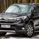El Honda Pilot es un SUV de tres filas que destaca por su longevidad, con un 42.7% de probabilidades de llegar a los 400,000 kilómetros. Este modelo es ideal para familias que buscan un vehículo confiable a largo plazo.

Con un motor V6 robusto, el mismo que se encuentra en el Honda Odyssey y Accord, el Pilot ofrece el espacio necesario para toda la familia sin sacrificar eficiencia. Su durabilidad ha sido probada una y otra vez, convirtiéndolo en una excelente opción para quienes desean un vehículo familiar que pueda durar por muchos años y kilómetros.