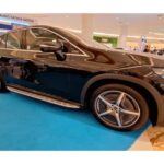 El Mercedes-Benz EQE SUV es otro modelo de lujo que ofrece una autonomía de hasta 307 millas (494 km). Este SUV destaca por su confort de marcha, ofreciendo una conducción suave y tranquila en viajes largos. El interior del EQE SUV es espacioso, con materiales de alta calidad y tecnología avanzada, que incluye una pantalla digital de gran tamaño para el acceso fácil a la información del vehículo y la navegación. Su amplitud de espacio tanto para pasajeros como para carga lo convierte en una opción ideal para viajes familiares o con amigos. Además, el EQE SUV ofrece carga rápida, lo que te permite reponer energía mientras te tomas un descanso en el camino. Con características avanzadas de asistencia al conductor, como el control de crucero adaptativo y el asistente de mantenimiento de carril, el EQE SUV es perfecto para quienes buscan lujo, rendimiento y seguridad en sus largos viajes.