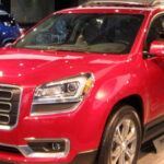 El GMC Acadia proporciona comodidad y amplio espacio, pero su falta de características distintivas y calificaciones de fiabilidad promedio reducen su valor de reventa. Los compradores actuales priorizan la tecnología avanzada y puntuaciones de seguridad elevadas, por lo que el Acadia podría quedar rezagado frente a alternativas más completas.