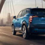Precio base: $21,830

El Nissan Kicks 2025 es el vehículo más asequible de esta lista, pero eso no significa que carezca de características importantes. Con una calificación de seguridad de 5 estrellas de la NHTSA, el Kicks es un automóvil confiable que ofrece una buena relación calidad-precio. Aunque los resultados de las pruebas de IIHS fueron mixtos, recibió las mejores calificaciones en la mayoría de las categorías. Además, Edmunds le otorga una calificación de 7.7 sobre 10, destacando su estilo y tecnología impresionante.

Puntos a favor: Muy asequible, gran estilo y tecnología.
Puntos en contra: Espacio limitado en el maletero y calidad de materiales interiores media.