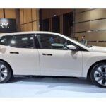 El BMW iX ofrece una autonomía de hasta 307 millas y una experiencia de conducción de lujo que no sacrifica el rendimiento. Con una excelente aceleración, manejo preciso y un interior de alta calidad, el iX es ideal para largos viajes. El sistema iDrive 8, que facilita el acceso a navegación y entretenimiento, es uno de los puntos más destacados de este modelo. Además, su sistema de carga rápida te permite recuperar hasta 90 millas de autonomía en solo 10 minutos de carga. Su diseño elegante y sus características de seguridad avanzadas, como la asistencia de mantenimiento de carril, hacen que este SUV sea ideal para quienes buscan lujo y rendimiento.

Puntos fuertes: Lujo, autonomía, carga rápida, tecnología avanzada.
Ideal para: Conductores que buscan un SUV eléctrico de lujo con rendimiento sobresaliente.