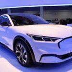 Ford Mustang Mach-E

Un SUV deportivo con un rendimiento que no convence

Cuando el Ford Mustang Mach-E fue lanzado, muchos lo vieron como un cambio radical para Ford, combinando el rendimiento de un muscle car con la eficiencia de un SUV eléctrico. Sin embargo, el modelo base tiene una autonomía insuficiente y tiempos de carga más largos de lo que los compradores esperan. A pesar de su diseño atractivo y sus capacidades deportivas, Ford aún no ha logrado adaptarse completamente a las tendencias del mercado de los EVs, y no ha optimizado la plataforma para mejorar la experiencia del conductor.

Destacado: Autonomía limitada, carga lenta, falta de adaptación a nuevas tendencias.