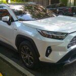 El Toyota RAV4 ha sido durante años uno de los vehículos más vendidos, y no es difícil entender por qué. A pesar de ser un modelo muy práctico y orientado a la fiabilidad, las versiones más recientes ofrecen características de lujo típicas de marcas de alta gama, como interiores de cuero sintético, sistema de audio premium, techo solar eléctrico y una completa suite de tecnologías de seguridad. Con un precio de $40,705 en su versión más alta, el RAV4 combina lo mejor de ambos mundos: lujo y utilidad.

Este SUV es perfecto para quienes buscan fiabilidad, confort y tecnología avanzada sin tener que gastar una fortuna.

Destacado: Interior de lujo, audio premium y tecnologías avanzadas de seguridad, todo en un paquete asequible.
