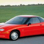 El GM EV1 es uno de los primeros intentos serios de hacer un coche eléctrico para el mercado masivo. Aunque solo estuvo disponible en California y Arizona a través de un programa de leasing, el EV1 ha dejado una marca indeleble en la historia de los vehículos eléctricos. Fue cancelado a principios de los 2000 y muchos de los modelos fueron destruidos, pero algunos sobrevivieron y ahora forman parte de colecciones en museos. Este modelo se recuerda por ser pionero en la tecnología de vehículos eléctricos, y a medida que el interés por los coches eléctricos crece, el EV1 ganará en valor.

Destacado: El primer coche eléctrico masivo de GM es una pieza histórica que los coleccionistas de vehículos eléctricos no podrán ignorar.