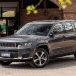 Si el Wrangler no te convence pero pensabas que el Grand Cherokee podría ser una mejor opción, piénsalo de nuevo. Aunque es un modelo más grande y lujoso, el Grand Cherokee comparte muchos de los problemas del Wrangler e incluye problemas electrónicos adicionales. Estos problemas no solo requieren reparaciones frecuentes, sino que también aumentan los costos de mantenimiento, lo que hará que los jubilados pierdan más tiempo en el taller que disfrutando de su jubilación.

Razón para evitarlo: Problemas mecánicos y electrónicos que requieren reparaciones constantes.