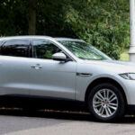 El Jaguar F-Pace ha ganado fama por su diseño deportivo y rendimiento dinámico, pero su valor de reventa se desploma rápidamente. Los modelos fabricados entre 2016 y 2018 pueden perder alrededor del 50% de su valor en los primeros cinco años. Los altos costos de mantenimiento y la competencia de otros SUVs de lujo han afectado su valor a largo plazo. A pesar de ofrecer una experiencia de conducción emocionante, los compradores deben considerar cuidadosamente su depreciación antes de decidirse por este modelo.