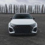 El Audi A6 e-tron 2026 marca el avance de la marca alemana en la transición hacia los vehículos totalmente eléctricos. Este modelo contará con dos motores eléctricos, tracción total y un diseño tipo Sportback que ampliará el espacio de carga. Se espera que su autonomía alcance las 392 millas con una sola carga, lo que lo convierte en una opción viable para aquellos que buscan un coche eléctrico sin sacrificar la distancia recorrida. El A6 e-tron será una opción atractiva tanto para aquellos interesados en la sostenibilidad como para los que buscan la comodidad de un coche de lujo con cero emisiones.