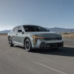 Precio sugerido: $23,145

El Kia K4 2025 es un coche compacto y cómodo, ideal para quienes buscan un vehículo versátil para viajes familiares o viajes largos por carretera. Con 11 funciones de asistencia al conductor y un interior refinado, el K4 es perfecto para jubilados que priorizan la comodidad y la seguridad al volante.

Aunque su eficiencia de combustible no es la mejor en su clase, su espacioso interior y características como el techo corredizo panorámico y los asientos con calefacción lo hacen muy atractivo. Además, con una garantía de 10 años, el Kia K4 es una opción confiable y duradera.