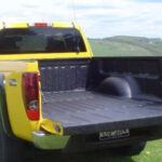 Los camiones son conocidos por su capacidad de carga, pero los diseños modernos a menudo limitan la versatilidad de la caja. Elementos como los forros de caja fijos o los diseños no modulares dificultan la organización y transporte de ciertos tipos de carga, reduciendo la flexibilidad.

Esto es un inconveniente considerable para aquellos que dependen de sus camiones para varias tareas, como la mudanza de equipos, la carga de materiales o la organización de herramientas. La falta de opciones de personalización o adaptación a diferentes necesidades puede reducir la utilidad general del camión, lo que es frustrante para los propietarios que requieren más capacidad de carga.