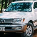 El Toyota Land Cruiser ha sido durante mucho tiempo la referencia en cuanto a capacidad off-road y fiabilidad. El modelo 2025 ha recibido excelentes críticas de los usuarios, con una calificación global de 5 estrellas según Edmunds. Su tren motriz híbrido no solo es potente, sino que también ofrece una excelente eficiencia de combustible.

Con características de seguridad avanzadas, como el control de crucero adaptativo, el Land Cruiser ofrece una conducción suave y segura tanto en carretera como fuera de ella. Si buscas un vehículo que combine lujo, durabilidad y capacidad todoterreno, el Land Cruiser es una de las mejores opciones del mercado.