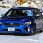 Aunque Subaru es sinónimo de robustez, el Ascent rompe la tradición con un interior plagado de fallos electrónicos y acústicos. El sistema de infoentretenimiento es inestable y el habitáculo sufre vibraciones, ruidos de techo y desajustes en los paneles. Externamente, la calidad de pintura es irregular y los espejos generan vibraciones molestas a altas velocidades. Un SUV que demuestra que la reputación de marca no siempre garantiza un producto sólido.