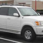 La Toyota Sequoia, aunque a menudo no se menciona en las listas de SUVs económicos, es una opción excelente por menos de $5,000 si se elige el modelo adecuado. Aunque algunos modelos han tenido problemas de consumo de combustible y mantenimiento costoso, los modelos más antiguos, como el de 2001, siguen siendo confiables. Esta SUV es conocida por su robusta construcción, y muchos propietarios elogian su capacidad de remolque y su espacioso interior.

En cuanto a fiabilidad, la Sequoia es bastante resistente, aunque es importante verificar el historial del vehículo antes de comprar uno, ya que algunos modelos más antiguos pueden haber enfrentado problemas de suspensión y motores. Aún así, sigue siendo una excelente opción si buscas un SUV de gran tamaño.