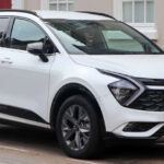 El Kia Sportage se consolida como un SUV de gran atractivo por su diseño innovador y la variedad de opciones mecánicas: gasolina, híbrido y PHEV. Destaca por ofrecer mucho equipamiento a un precio competitivo, además de un habitáculo espacioso y bien presentado. Sus puntos débiles son una fiabilidad ligeramente inferior a Toyota y un paquete de seguridad que no siempre es de serie en todas las versiones.