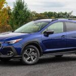 El Crosstrek es básicamente un Impreza elevado, con más altura libre y estética crossover. Equipado con motores de 152 y 182 CV, ofrece lo necesario para la vida diaria con la ventaja de una gran capacidad todoterreno. Con precios competitivos y una excelente fiabilidad, es uno de los Subaru más vendidos y fáciles de encontrar en el mercado de segunda mano reciente.