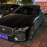 El Jaguar XF es uno de esos modelos eclipsados por la hegemonía alemana, pero que merece mucha más atención. Su estructura de aluminio lo hace ligero y ágil, con opciones mecánicas como el P250 y P300 que garantizan una experiencia de conducción dinámica. En el habitáculo, la calidad de materiales y el sistema de infoentretenimiento Pivi Pro elevan la sensación de lujo y modernidad.