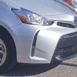 El deflector aerodinámico del Prius, ubicado en la parte baja del parachoques, ayuda a mejorar el flujo de aire y la eficiencia. Sin embargo, su reducida altura libre lo convierte en víctima constante de bordillos, rampas y badenes. Este detalle, diseñado para ahorrar combustible, termina siendo una molestia habitual en la conducción diaria.