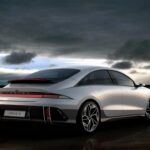 Entre las opciones más accesibles, el Hyundai Ioniq 6 (39.095 a 52.345 dólares) es un sedán que prioriza autonomía y fiabilidad por encima del diseño llamativo. Aunque su estética no convence a todos, la marca surcoreana ha apostado por un coche sólido, con bajos costes de mantenimiento y buena durabilidad.