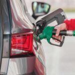 La eficiencia de combustible es un factor que muchos pasan por alto en la emoción de la compra. Un coche con alto consumo puede aumentar los gastos de manera significativa, especialmente si tienes largos desplazamientos o viajes frecuentes. Elegir un vehículo eficiente no solo ahorra dinero, sino que también reduce el impacto ambiental.