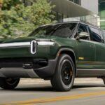 El Rivian R1S destaca como el SUV de lujo eléctrico más equilibrado. Con un precio inicial de $78,885, el R1S ofrece una autonomía de 414 km en su versión básica, equipada con dos motores eléctricos. Aunque la versión de cuatro motores ha desaparecido, la nueva plataforma Gen 2 proporciona mejor asistencia de conducción autónoma y cámaras de mayor calidad. El Rivian R1S es ideal para quienes desean un SUV premium, con un toque aventurero, que combina lujo, rendimiento y conducción autónoma avanzada.
