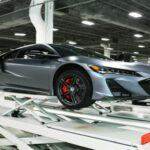 El Acura NSX es un coche que parece un superdeportivo, pero su fiabilidad supera la de muchos otros vehículos de alto rendimiento. A diferencia de algunas de sus contrapartes exóticas, los costos de mantenimiento de un NSX son relativamente bajos, a menudo por debajo de $1,000 al año. Sin embargo, no te dejes engañar por su aparente bajo costo de mantenimiento.

El NSX tiene componentes complejos, como su motor V6 biturbo y su tren motriz híbrido, que pueden volverse muy costosos de reparar si algo sale mal. El reemplazo de la batería híbrida, por ejemplo, puede superar los $6,000, y cualquier reparación especializada suele ser igualmente cara. Si bien el NSX es una opción de superdeportivo relativamente asequible en cuanto a mantenimiento, no es exento de costos elevados si se requieren reparaciones importantes.